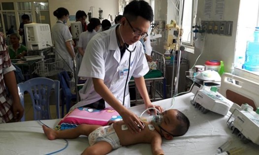 Bé trai hiện đang được điều trị tại Bệnh viện Sản Nhi Nghệ An. ảnh: PH