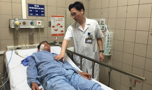 BS Nguyễn Tiến Dũng đang thăm khám cho bệnh nhân Sùng Diêu Hồng