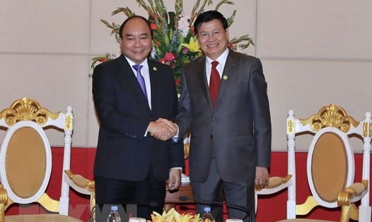 Thủ tướng Nguyễn Xuân Phúc gặp Thủ tướng nước Lào Thongloun Sisoulith. Ảnh: TTXVN. 