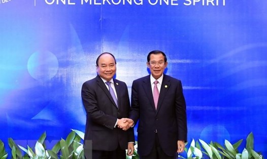 Thủ tướng Nguyễn Xuân Phúc và Thủ tướng Campuchia Samdech Techo Hun Sen. Ảnh: TTXVN. 