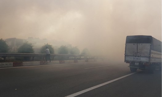 Khói đốt đồng mù mịt trên cao tốc TPHCM - Long Thành - Dầu Giây.