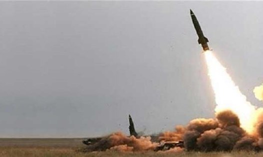 Tên lửa của phiến quân Yemen phóng ra. Ảnh: PTV. 