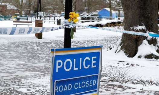 Khu vực phong tỏa của cảnh sát gần chiếc ghế trong công viên ở ở Salisbury, Anh, nơi cựu điệp viên Nga Sergei Skripal và con gái bị trúng độc. Ảnh: Reuters