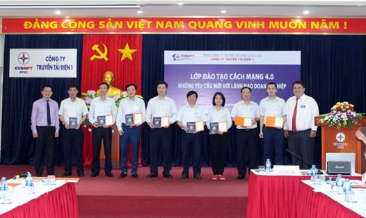 Ông Phan Nam Bình - Giám đốc công ty BrainWork Việt Nam trao giấy chứng nhận cho các học viên.

