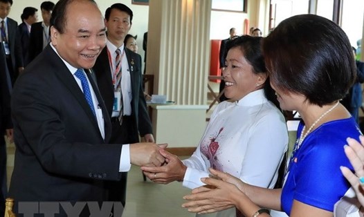 Thủ tướng Nguyễn Xuân Phúc với bà con Việt kiều tại Campuchia. Ảnh: TTXVN