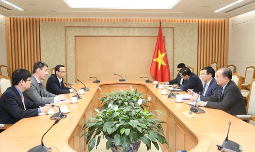 Phó Thủ tướng Vương Đình Huệ làm việc với Giám đốc quốc gia Ngân hàng Thế giới (WB) tại Việt Nam Ousmane Dione. Ảnh: Thành Chung. 