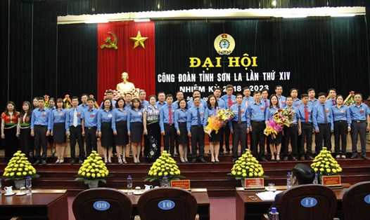 Ban chấp hành LĐLĐ tỉnh Sơn La nhiệm kỳ 2018-2023 ra mắt Đại hội. Ảnh: VH