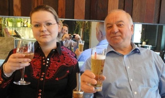 Cha con cựu điệp viên Nga Sergei Skripal. Ảnh: The Guardian. 