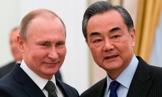 Tổng thống Vladimir Putin và Ủy viên Quốc vụ, Ngoại trưởng Trung Quốc Vương Nghị tại Kremlin ngày 5.4. Ảnh: CNN