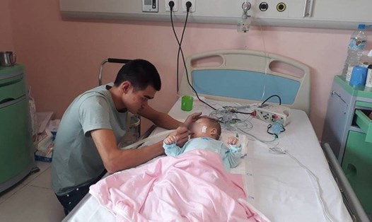 Anh Phạm Văn Bốn chăm bé H điều trị tại Bệnh viện Nhi Trung ương