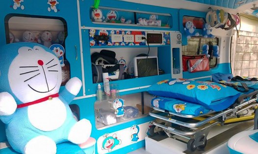 Nội thất của xe cứu thương được trang trí bởi đồ dùng có hình Doraemon. (Ảnh: theo Coconuts Bangkok)