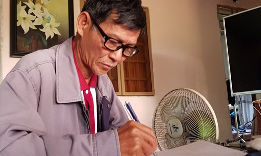 Ông Nguyễn Trường Xuân đã viết hàng trăm lá đơn kêu cứu trong 20 năm qua. Ảnh: PV