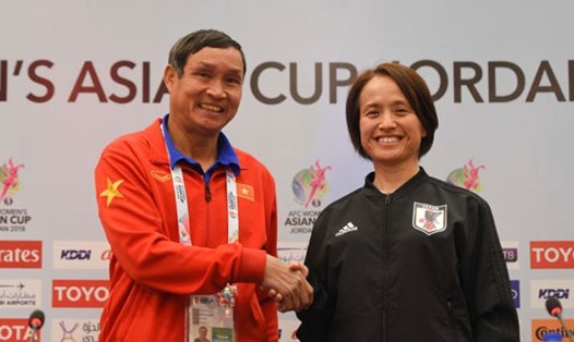 HLV Mai Đức Chung  và  Takakura  họp báo trước trận đấu. Ảnh: VFF