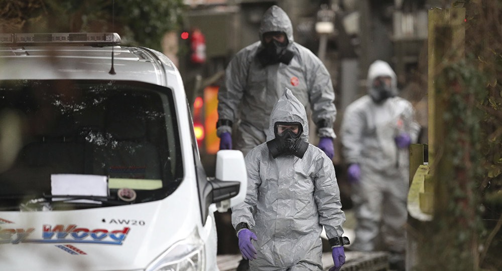 Theo cựu giám đốc FSB, nếu bị hạ độc bằng Novichok, "họ đã phải chôn cha con Skripal từ lâu rồi". Ảnh: AP. 
