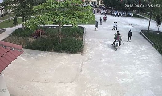 Camera ghi lại cảnh 4 nam thanh niên ngang nhiên vào trường