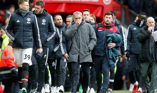 HLv Mourinho (chính giữa) đã giúp Man United lột xác trong hiệp 2. Ảnh: Reuters.