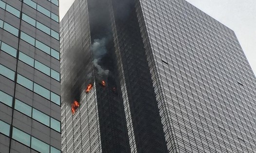 Ngọn lửa bùng phát trên tầng 50 tháp Trump Tower. Ảnh: ABC