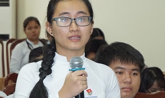 Học sinh Phạm Song Toàn bật khóc khi báo cáo sự việc với lãnh đạo Sở GD-ĐT TP HCM. Ảnh: Zing