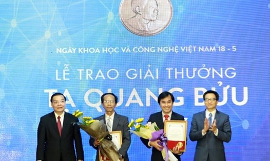 Phó Thủ tướng Vũ Đức Đam và Bộ trưởng Bộ KH&CN Chu Ngọc Anh trao Giải thưởng Tạ Quang Bửu năm 2017 cho 2 nhà khoa học. Ảnh: PV
