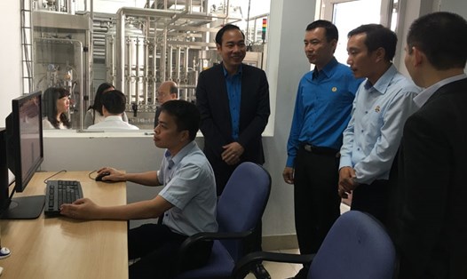Chủ tịch CĐ Công Thương VN Trần Quang Huy (thứ hai từ trái sang) động viên CBCNV Viện Kỹ thuật Bia - Rượu - Nước giải khát thuộc TCty Habeco. Ảnh:H.A