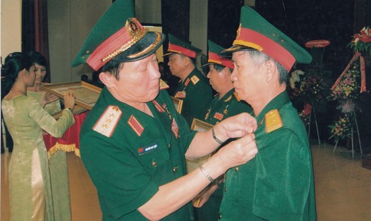 Thượng tướng Nguyễn Huy Hiệu, Ủy viên TW Đảng, Thứ trưởng Bộ Quốc phòng trao tặng danh hiệu Anh hùng LLVTND cho ông Nguyễn Văn Nhương