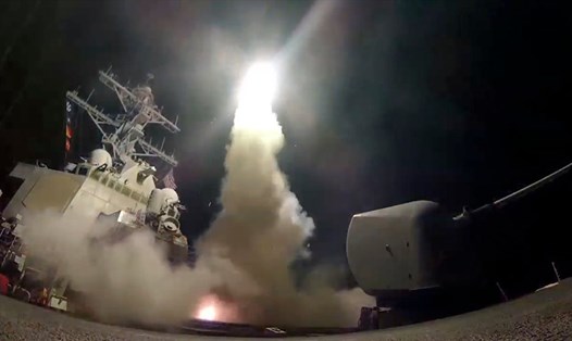 Tàu khu trục tên lửa dẫn đường USS Porter phóng tên lửa hành trình Tomahawk tấn công Syria ngày 7.4.2017. Ảnh: US Navy
