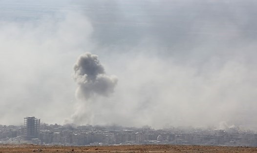Khói bốc lên ở Douma sau các vụ tấn công. Ảnh: Getty Images
