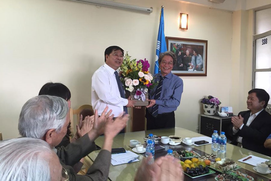 Nhạc sĩ Phó Đức Phương bàn giao công việc cho tân Giám đốc VCPMC Đinh Trung Cẩn. Ảnh: T.L