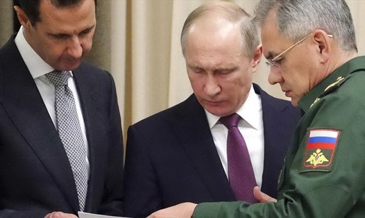 Tổng thống Assad và Tổng thống Putin cùng Bộ trưởng Quốc phòng Nga Sergei Shoigu ở Sochi ngày 20.11.2017. Ảnh: AP
