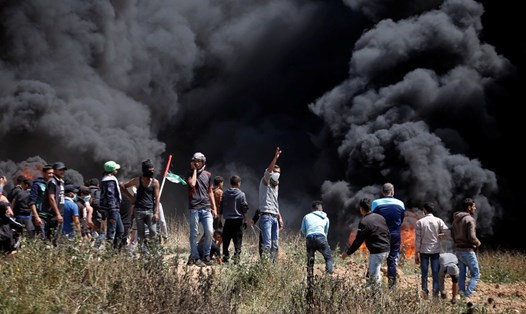 Người biểu tình Palestine tập trung ở biên giới Israel-Gaza ngày 6.4.2018. Ảnh: Reuters
