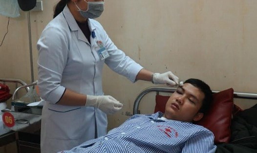 Thực tập sinh Trần Nhật Giáp đang được chăm sóc tại Khoa Ngoại thần kinh