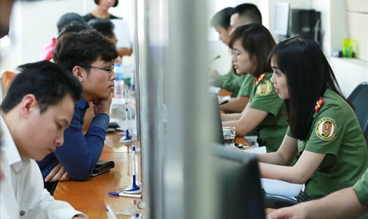 Những ngày cao điểm, phòng quản lý xuất nhập cảnh Hà Nội giải quyết lên đến 1500 hồ sơ cho công dân. Ảnh Hải Nguyễn