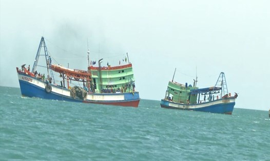 Hai tàu giã cào Kiên Giang bị cơ quan chức năng tỉnh Quảng Trị truy bắt vì khai thác thủy sản tận diệt. Ảnh: HT