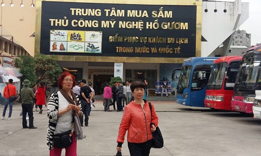 Điểm bán hàng phục vụ khách Trung Quốc tại chợ Vườn Đào (Bãi Cháy, TP.Hạ Long, Quảng Ninh) vừa bị đóng cửa do hàng hóa không có tem nguồn gốc.
Ảnh: N.H