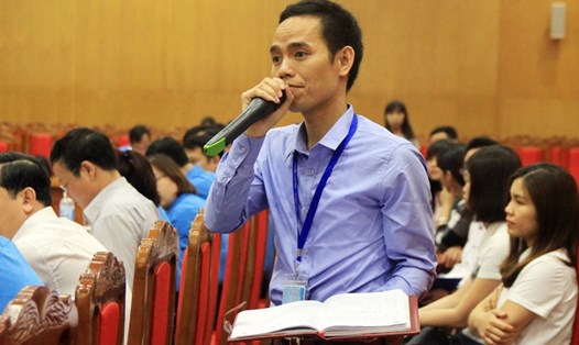 
Đại biểu 
Thân Văn Kiên - Công ty TNHH Crystal Martin, KCN Quang Châu (Việt Yên) phản ánh tại 
hội nghị. Ảnh: PV