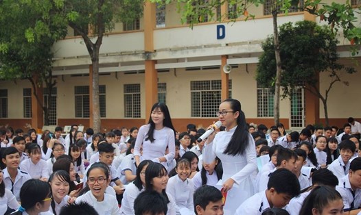 Phạm Song Toàn (cầm mic) tại hoạt động kỷ niệm ngày 8.3 của nhà trường. Ảnh: FB nhân vật.