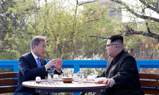 Tổng thống Moon Jae-in và lãnh đạo Kim Jong-un. Ảnh: AFP/JIJI.