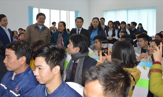 Các đồng chí lãnh đạo Tổng LĐLĐVN, lãnh đạo tỉnh và LĐLĐ tỉnh Yên Bái thăm, trao quà cho công nhân lao động tại chương trình "Tết sum vầy" 2018. Ảnh: T.X