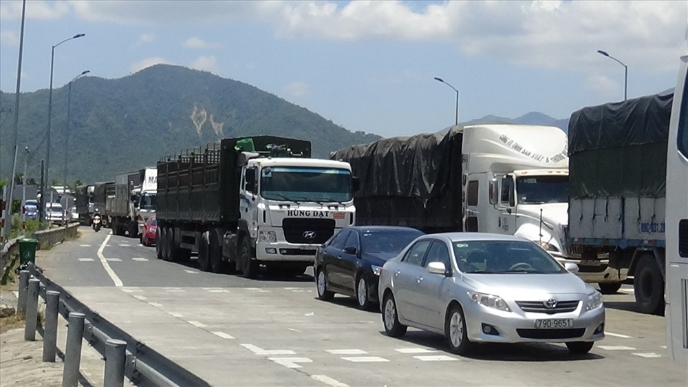 Giao thông ngày nghỉ lễ cuối cùng đoạn qua trạm thu phí Ninh Lộc (Thị xã Ninh Hòa, Khánh Hòa) liên tục ách tắc trong ngày 1.5