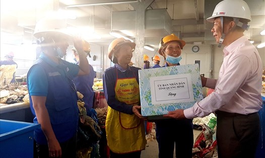 Chủ tịch UBND tỉnh Quảng Bình Nguyễn Hữu Hoài tặng quà và động viên người lao động đang trực tiếp làm việc tại nhà máy xử lý rác thải. Ảnh: Lê Phi Long