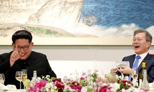 Tổng thống Hàn Quốc Moon Jae-in và nhà lãnh đạo Triều Tiên Kim Jong-un tại buổi quốc yến ở Nhà Hòa bình. Ảnh: Reuters