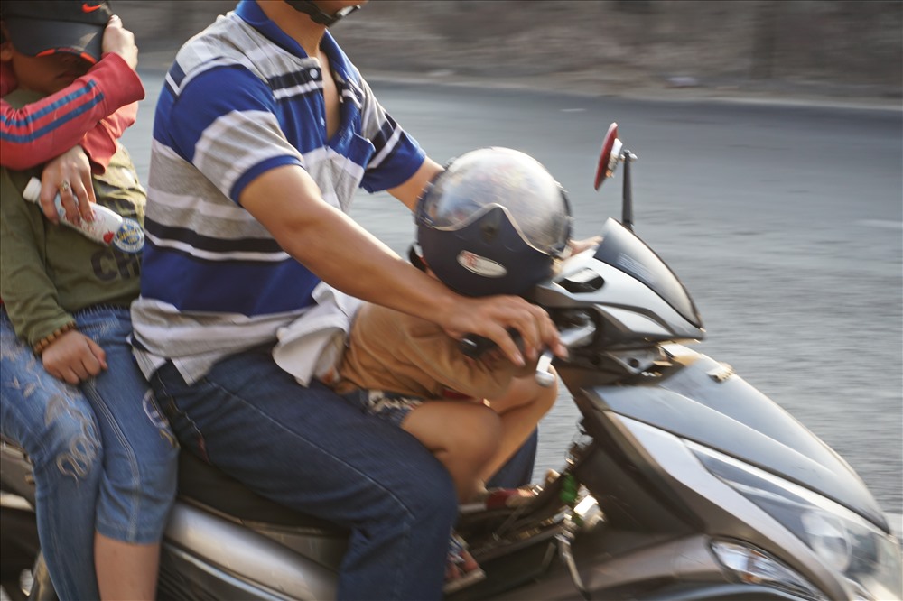 Trẻ em ngủ gật khi cùng bố mẹ trở lại TPHCM sau kỳ nghỉ lễ.  Ảnh: Minh Quân