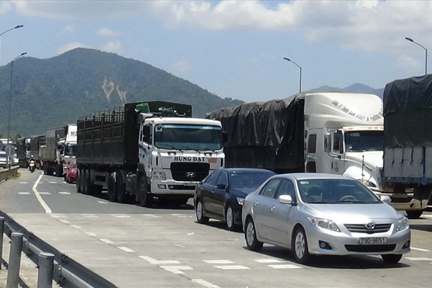 Giao thông ngày nghỉ lễ cuối cùng đoạn qua trạm thu phí Ninh Lộc (Thị xã Ninh Hòa, Khánh Hòa) liên tục ách tắc trong ngày 1.5