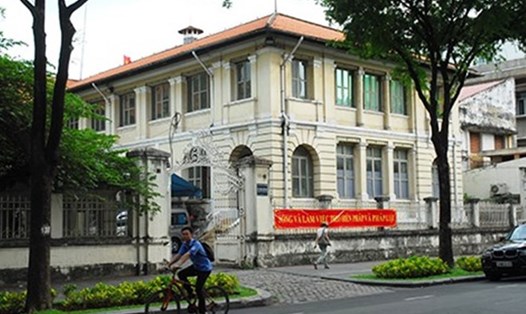 Tòa nhà 130 tuổi ở Sài Gòn có nguy cơ bị phá bỏ. Ảnh: Zing
