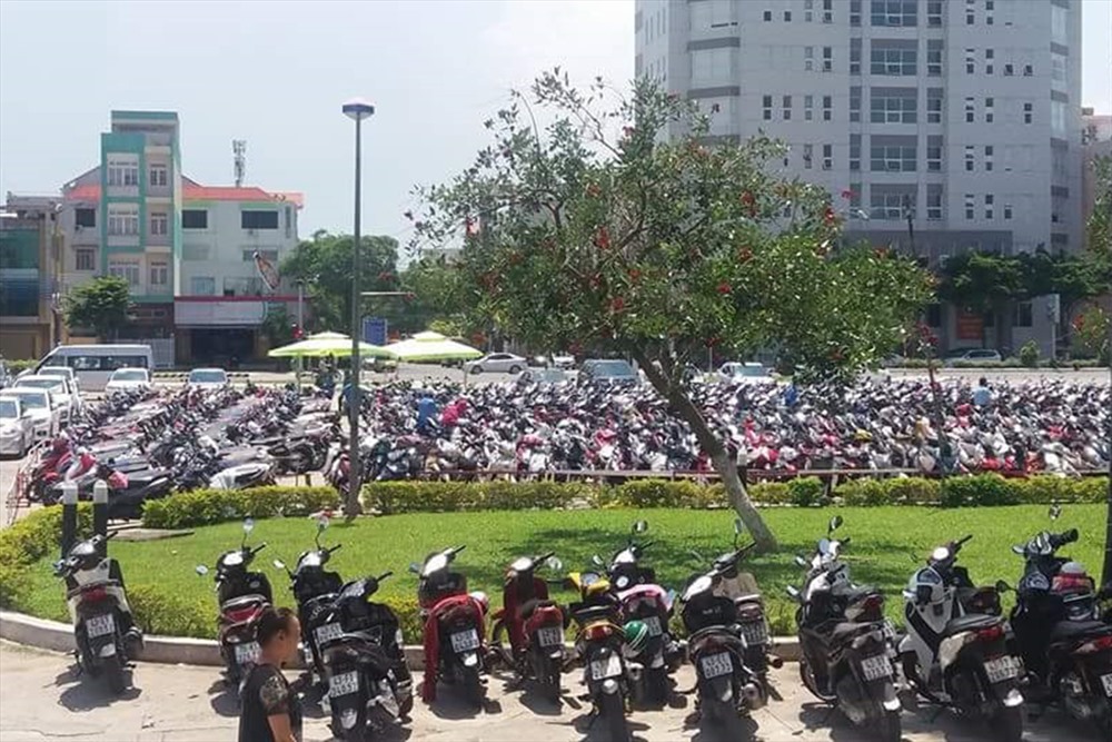 Ôtô, xe máy được phơi ngoài trời nắng rất nguy hiểm nếu có cháy nổ. Ảnh: N.T