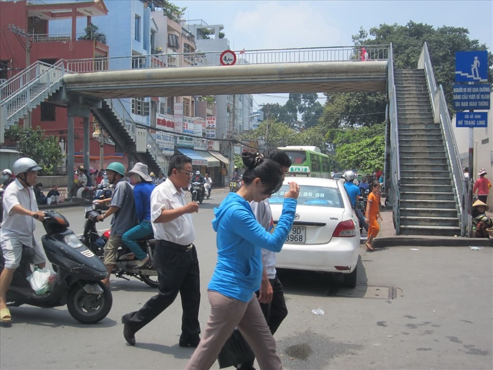 Trước cổng BV Ung Bướu (Q.Bình Thạnh), mặc dù có cầu vượt bộ hành nhưng người dân vẫn đi bộ qua đường. Ảnh: M.Q Trước cổng BV Ung Bướu (Q.Bình Thạnh), mặc dù có cầu vượt bộ hành nhưng người dân vẫn đi bộ qua đường. Ảnh: M.Q