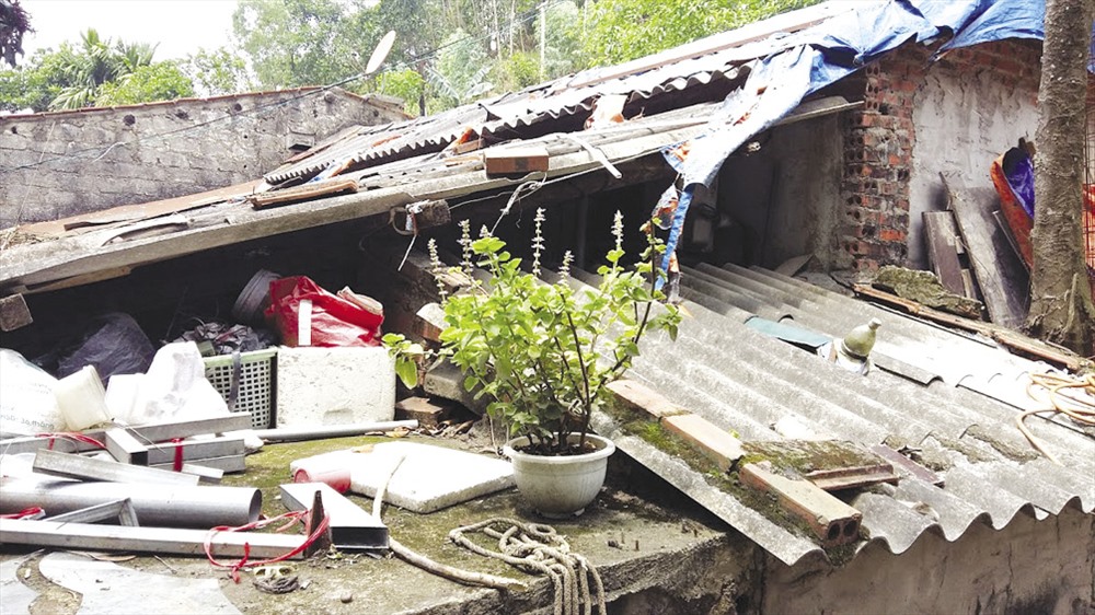 Những ngôi nhà xuống cấp do 14 năm qua không được sửa sang vì dự án. Ảnh: Nguyễn Hùng