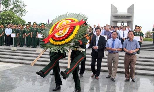 Lễ truy điệu 21 hài cốt liệt sĩ và 1 mộ tập thể diễn ra tại Nghĩa trang Quốc gia Đường 9. Ảnh: Hưng Thơ.