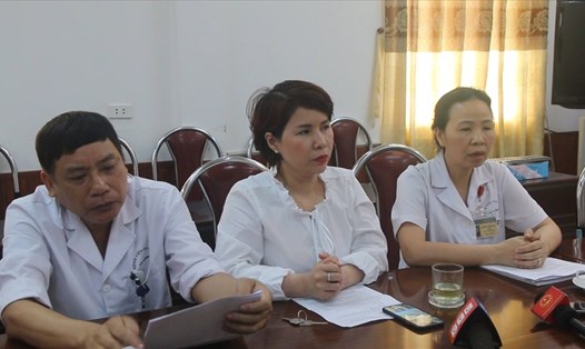 Lãnh đạo Sở Y tế Hà Nội và Bệnh viện đa khoa Hà Đông trả lời báo chí về việc bệnh nhân tử vong sau phẫu thuật. Ảnh: Linh Trang