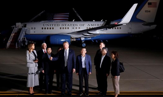 Tổng thống Donald Trump và Phu nhân Melania Trump đón 3 công dân Mỹ được Triều Tiên trả tự do. Ảnh: Reuters